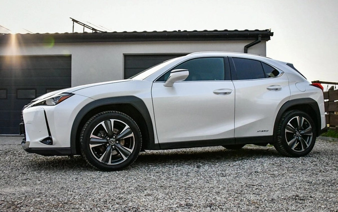 Lexus UX cena 139000 przebieg: 99000, rok produkcji 2019 z Kutno małe 154